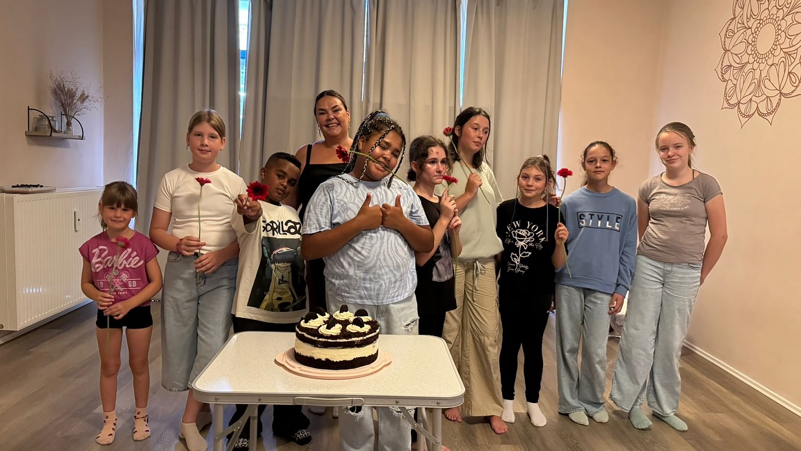 Kind mit Tanzgruppe im Studio